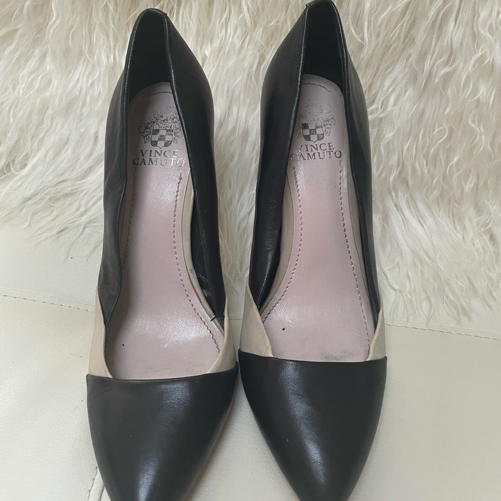 VINCE CAMUTO
Gorgeous genuine leather pumps